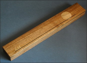 Pálcatok monogrammal.